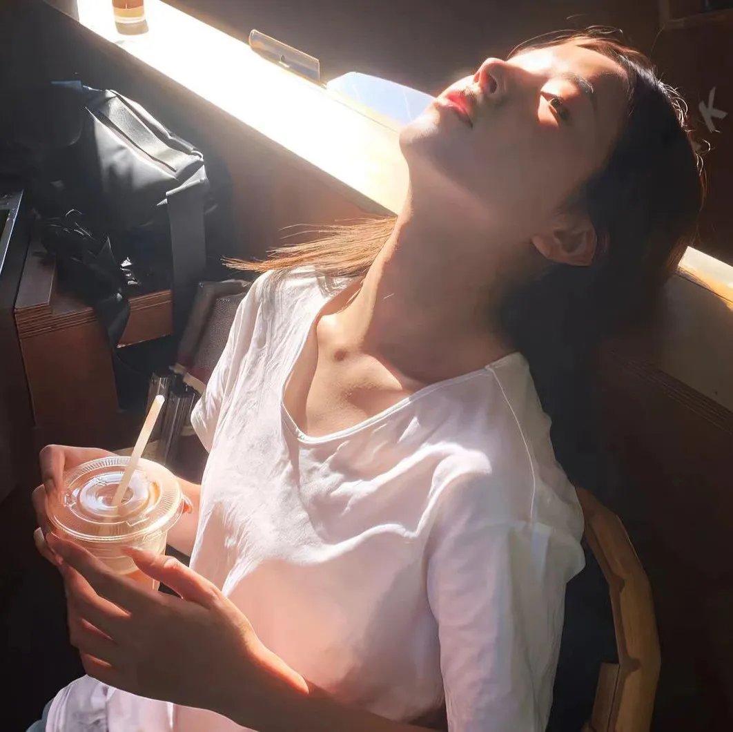 戴手铐的旅客